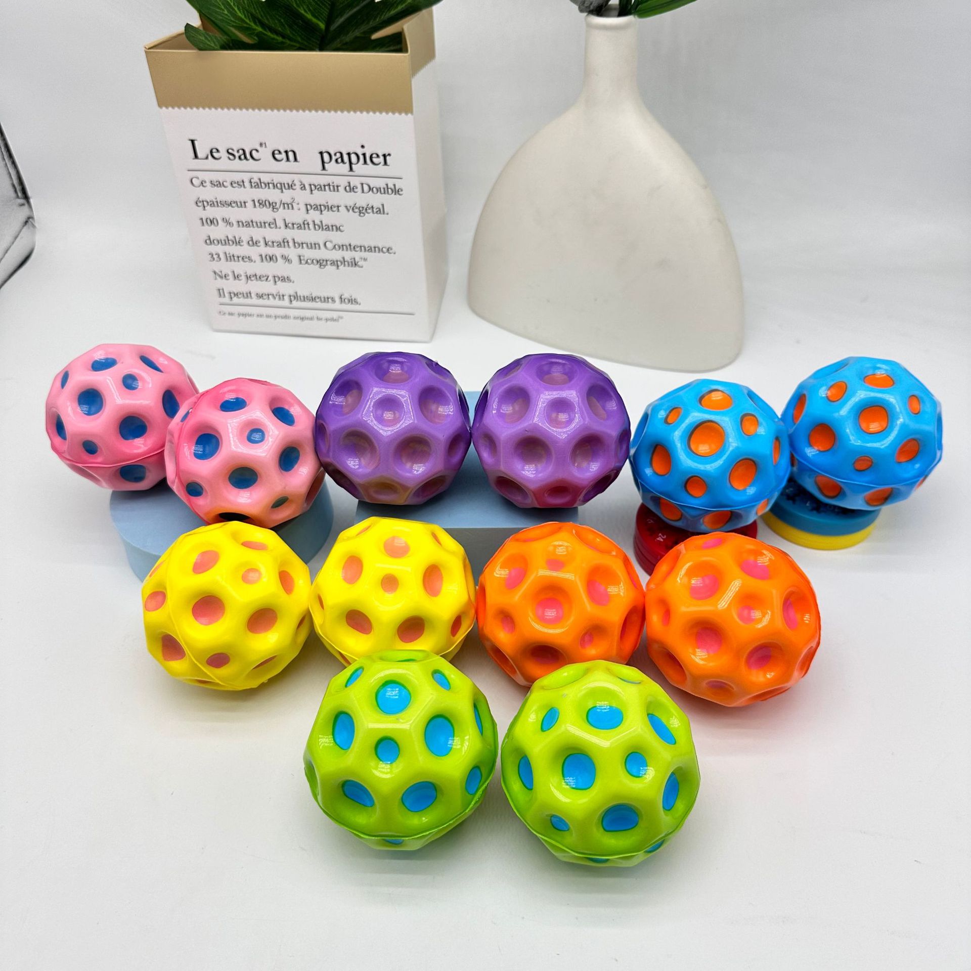 Venta caliente transfronteriza 7CM espuma PU bola de estrés estiramiento brillante baloncesto pequeño descompresión para niños juguete de ventilación rugby image 17