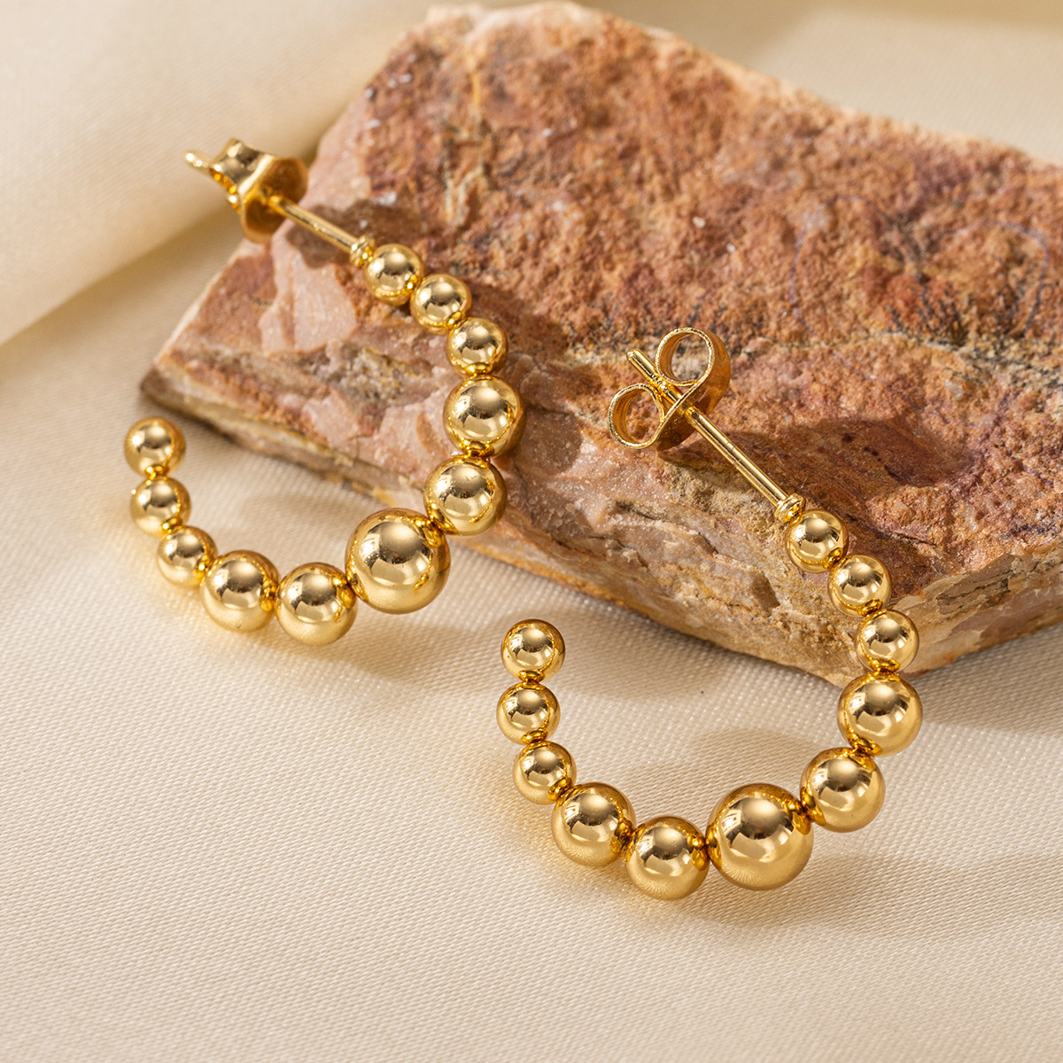 Taena Pendientes de acero inoxidable europeos y americanos, lujo ligero, costura redonda de alta calidad, pendientes semicirculares de acero de titanio, joyería femenina que no se desvanece