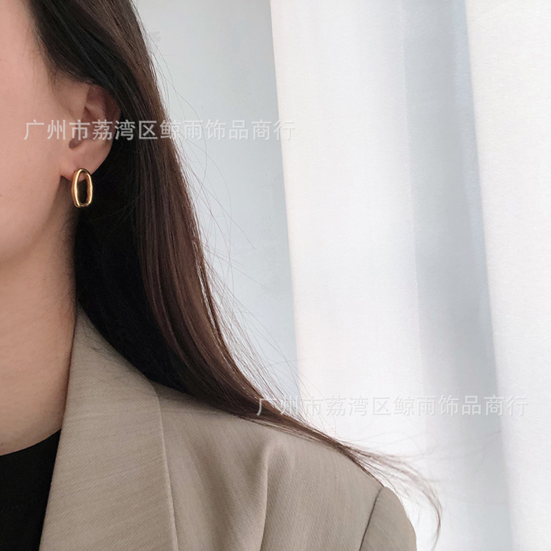 Korean Irregular Sonic Titanium Steel Plated 18k Gold Earrings Wholesale Nihaojewelry display picture 3