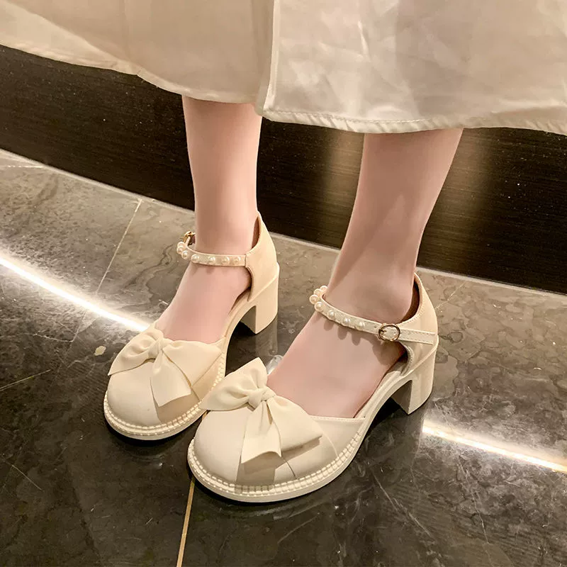 Лук с жемчужной булочкой сандалии женский 2025 летний новый стиль с юбкой дикие сказочные римские туфли на каблуках