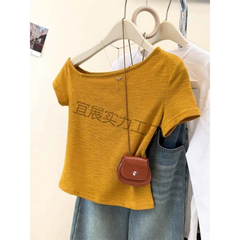 Летний дизайн 2025 года, корейский стиль, облегающий короткий топ с открытыми плечами, текстурированная футболка с одним плечом и косым краем, короткий рукав для женщин