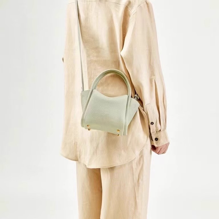 SONGMONT MOUNTAIN에는 느슨한 잉곳 가방 바구니 시리즈 새로운 틈새 패션 올 매치 휴대용 메신저 백이 있습니다.