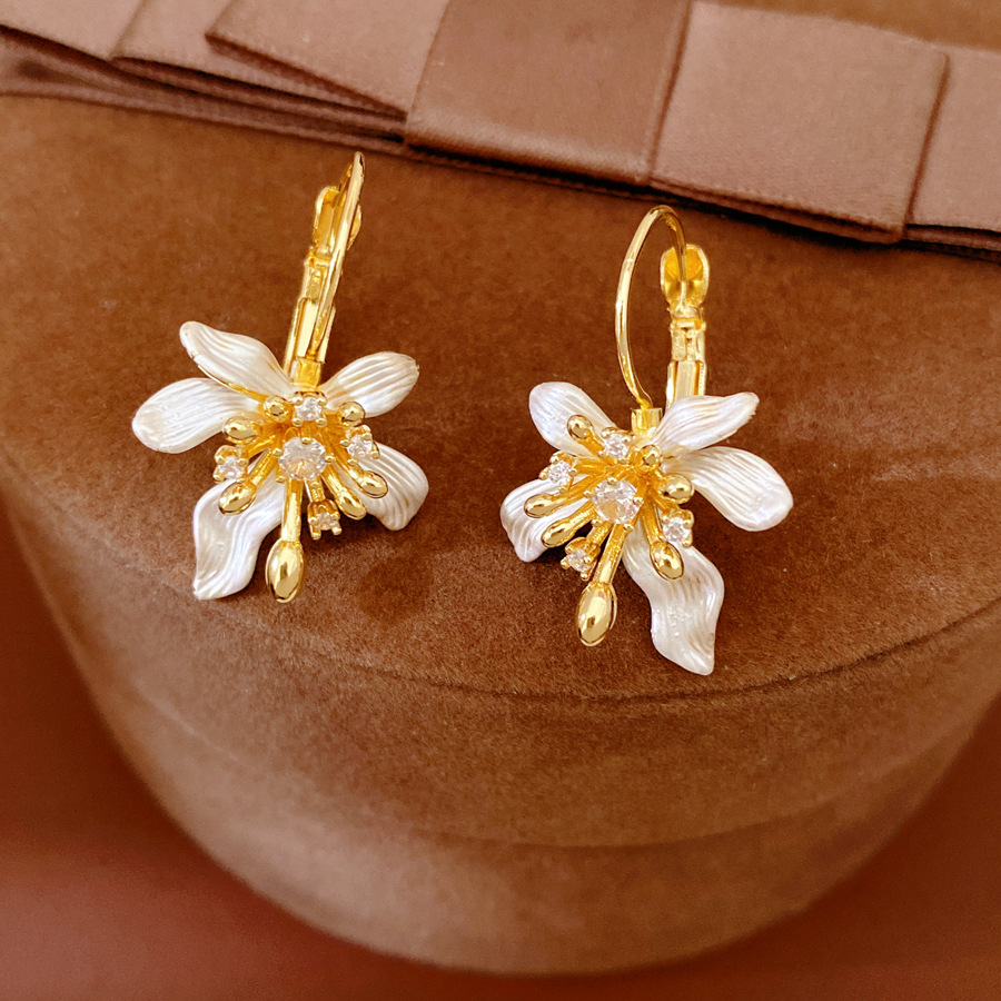 Flores de aceite de piedra de piedra de martillo delicado temperamento nicho personalidad aretes dulces ligeros de lujo alta sensación de auriculares al por mayor