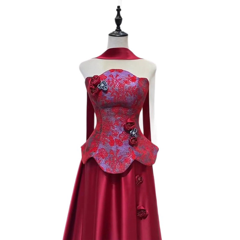 Đầm dạ hội ôm body cổ yếm đỏ đính kết cầu kỳ phong cách tân cổ điển — Đỏ rượu