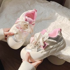 韓国系の板靴の女性のタイプ2025の新型の大衆は型にぶつかりません。