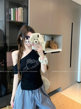 韩系黑色kitty烫钻斜肩短袖T恤女夏季设计感小众露肩短款甜辣上衣