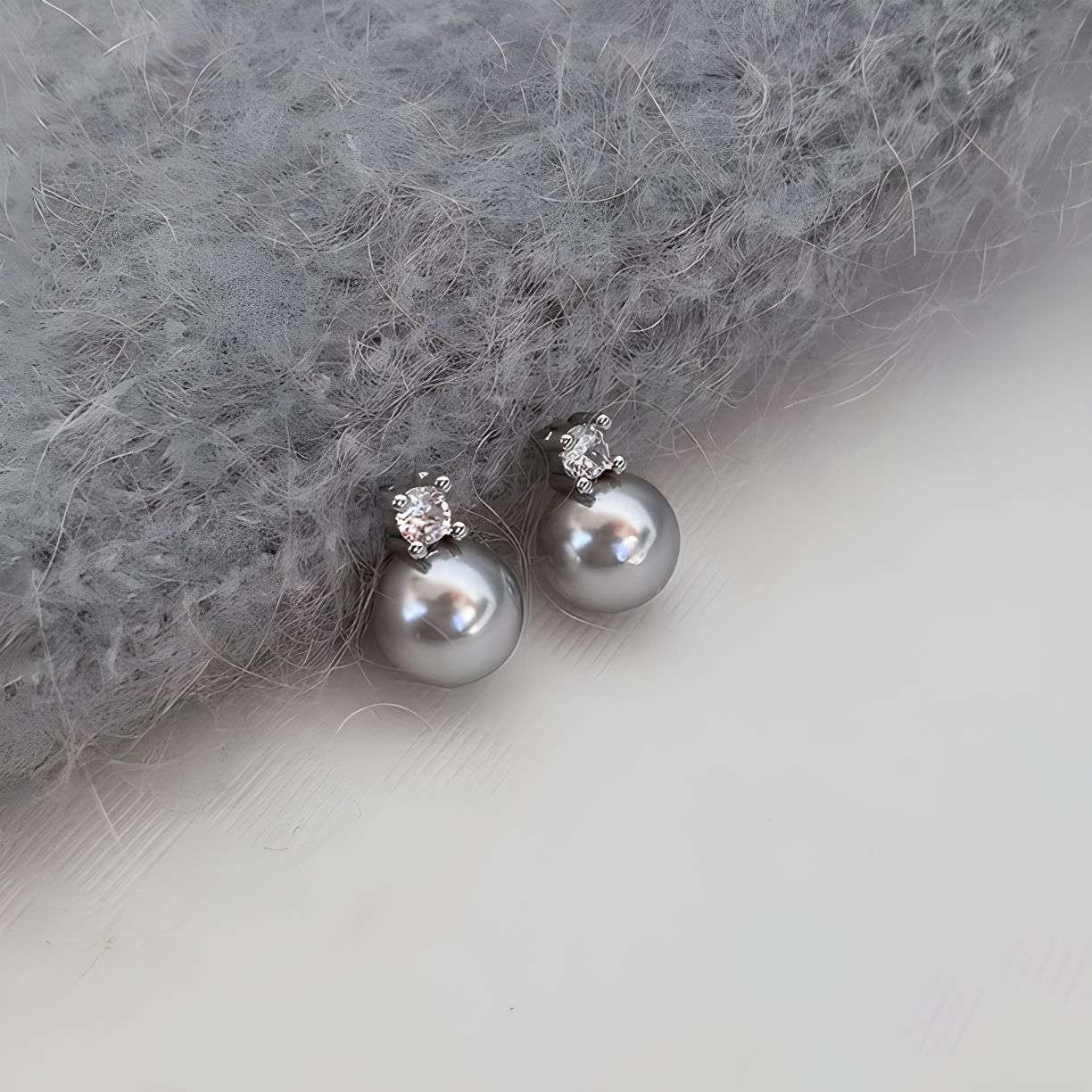 Princess hemp gray pearl stud earrings