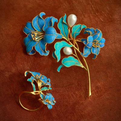 National Trend Imitation Jade Flower Yaxa sancaqları - lily-brooch