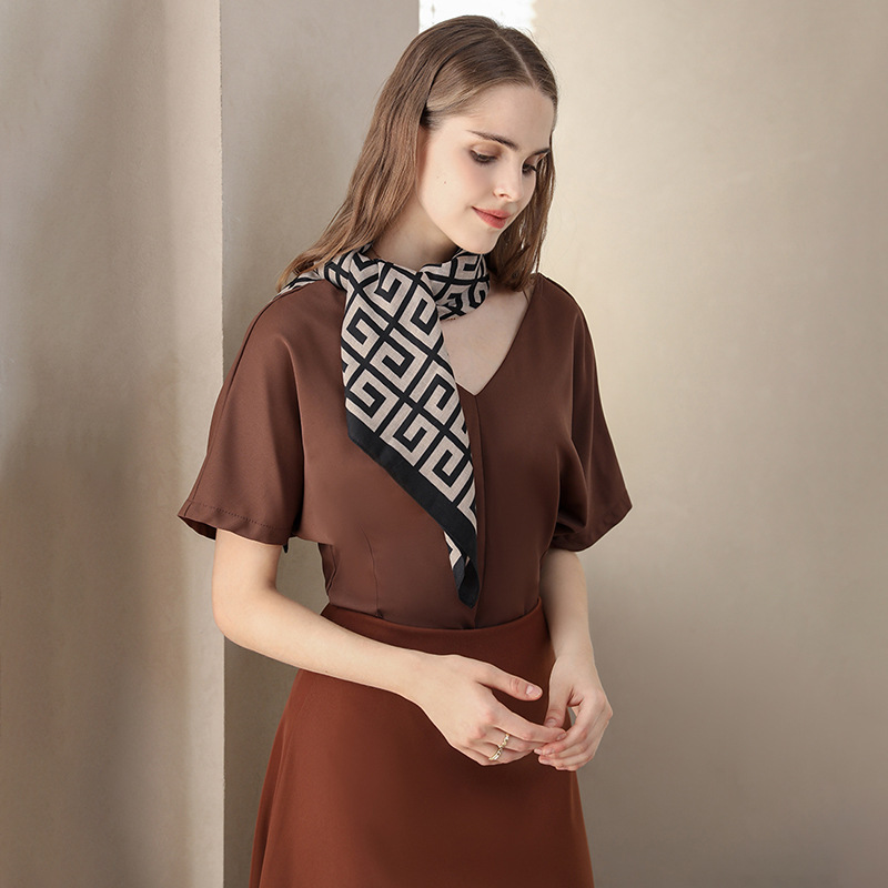 INS estilo simple de alta sensación de retorno 90 toallas de moda regalos de moda festivales de seda simulada toallas decorativas de seda de chevron