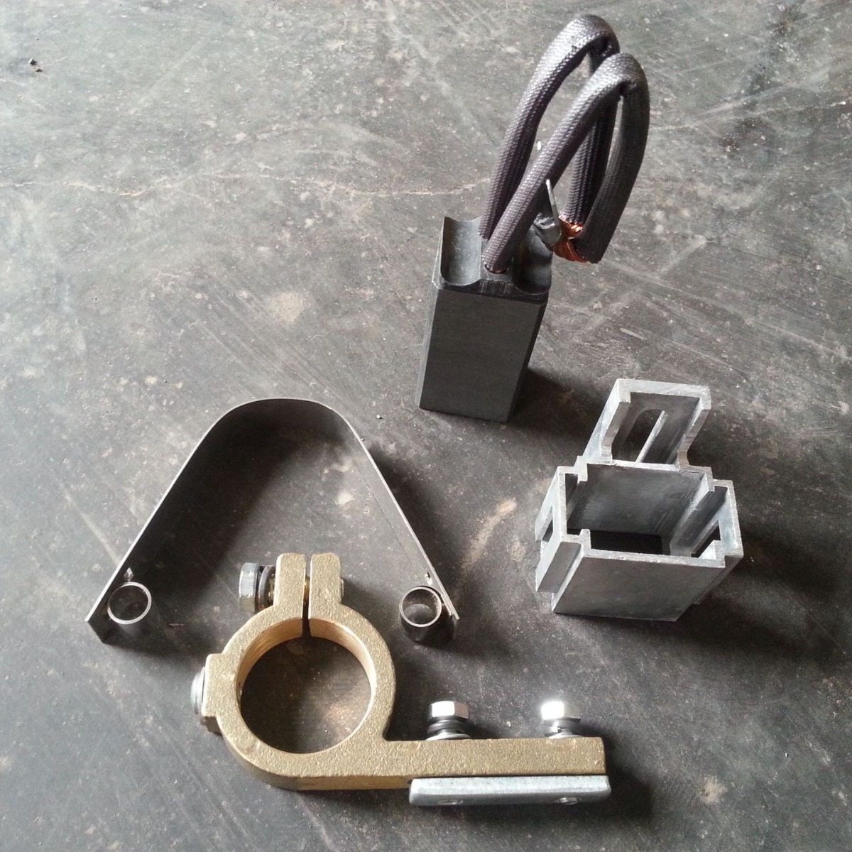 供应发电机碳刷电刷 发电机碳刷 耐磨不打火发电机碳刷