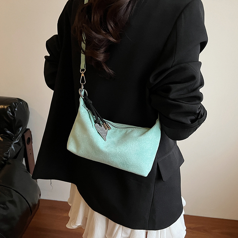 2025 invierno nuevo bolso de moda bajo el brazo de la mujer alta sensación extranjera bolso de hombro de moda universal bolso de mujer image 4
