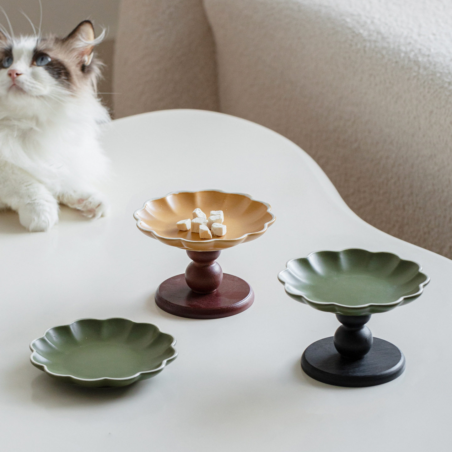 Cuenco de gato mascota de pie alto de cerámica medieval para proteger el cuello