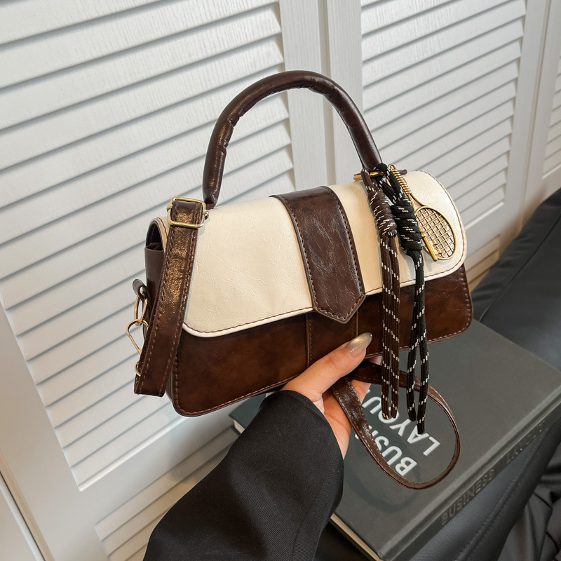 Este año, bolsos populares de color contrastante para mujeres 2025, nuevos bolsos de mano de moda, bolsos cuadrados, bolsos de nicho literario.