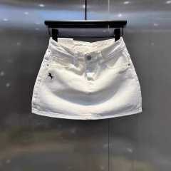 白い気質のデニムの半身のスカートの女性の夏の爆発的な刺繍の高い腰はやせています。