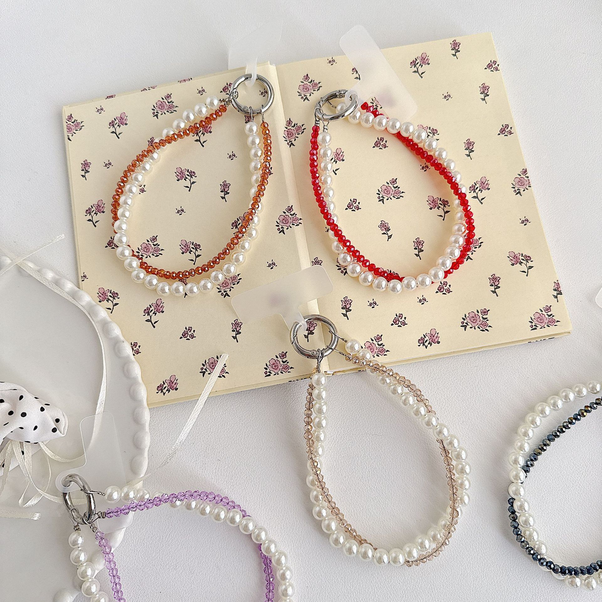 Boutique hecho a mano de alta gama teléfono móvil cadena colgante mujer estilo ins cristal coreano perla enrollamiento cadena de muñeca moda corta