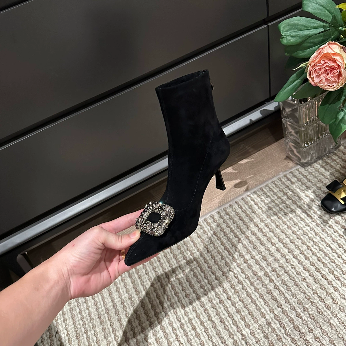 Короткие женские сапоги с заостренным носком в французском стиле, квадратной пряжкой со стразами, тонкие эластичные сапоги на высоком каблуке, новая модель осени и зимы 2025 года, сапоги на высоком каблуке из овечьего вельвета.