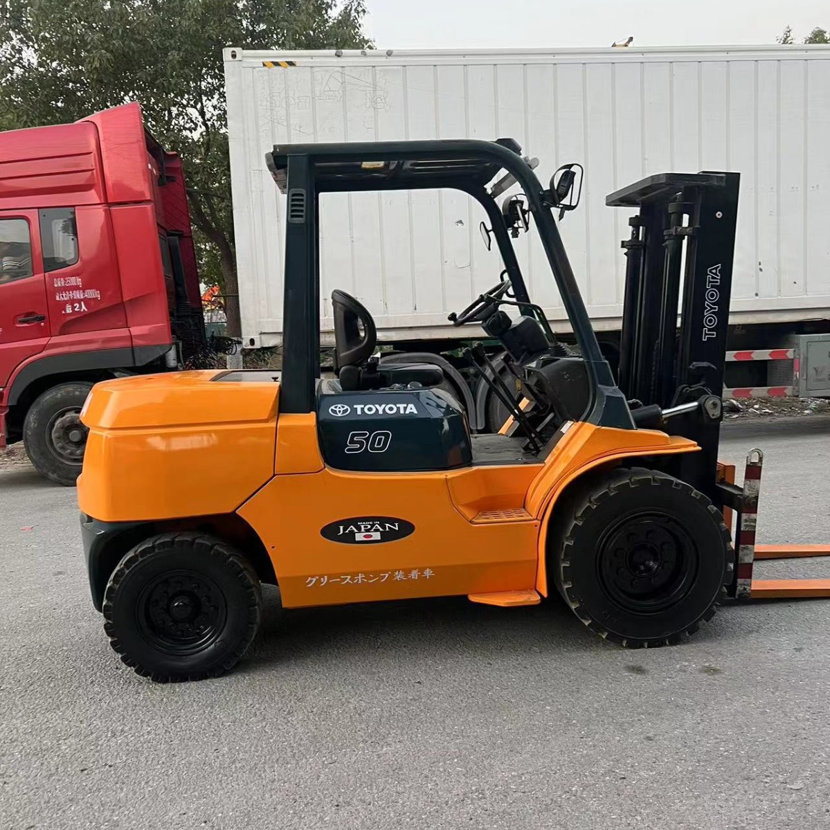 Exportación de comercio exterior Toyota Komatsu de segunda mano 3 toneladas 3.5 toneladas 5 toneladas tres niveles 4.5 metros con camión de transporte lateral