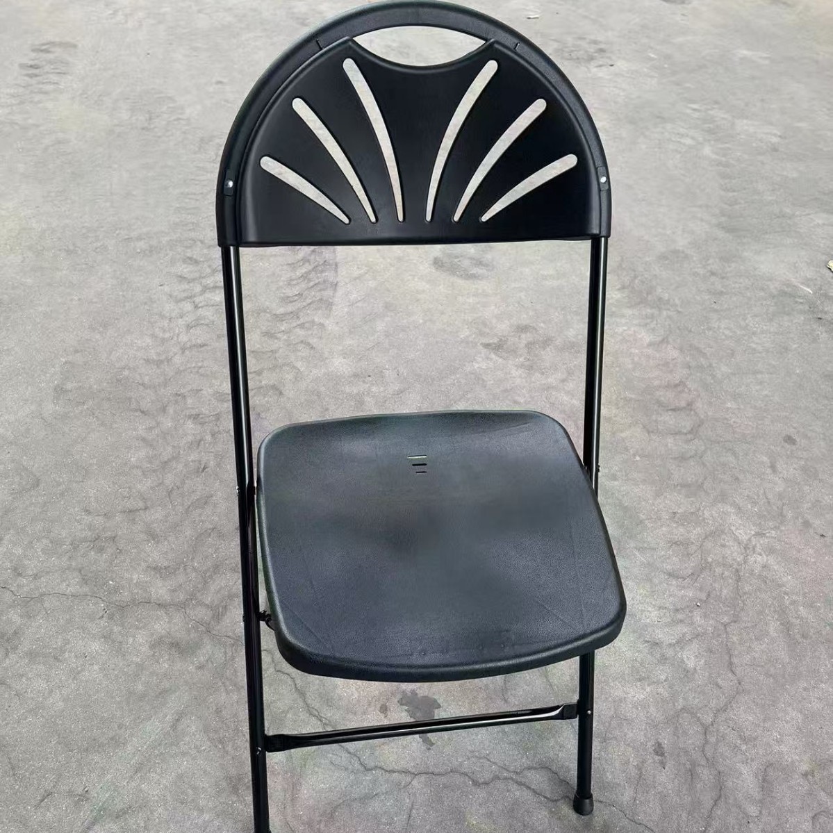 검은색