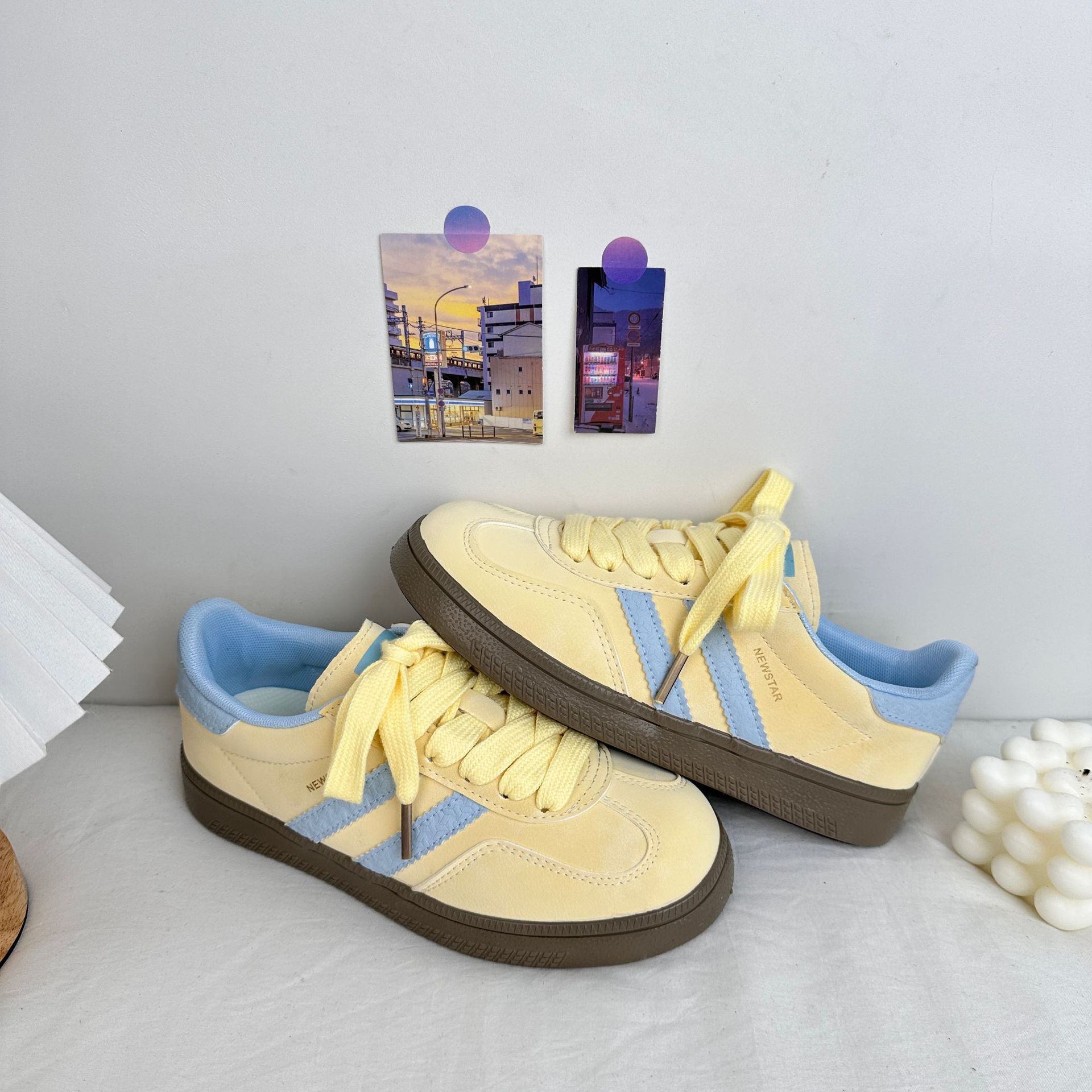 Yuanbo 2025 primavera nuevo estilo zapatos de entrenamiento alemanes de corte bajo estilo femenino de Hong Kong zapatos de lona estilo universitario de nicho zapatos casuales de tabla Harajuku generación