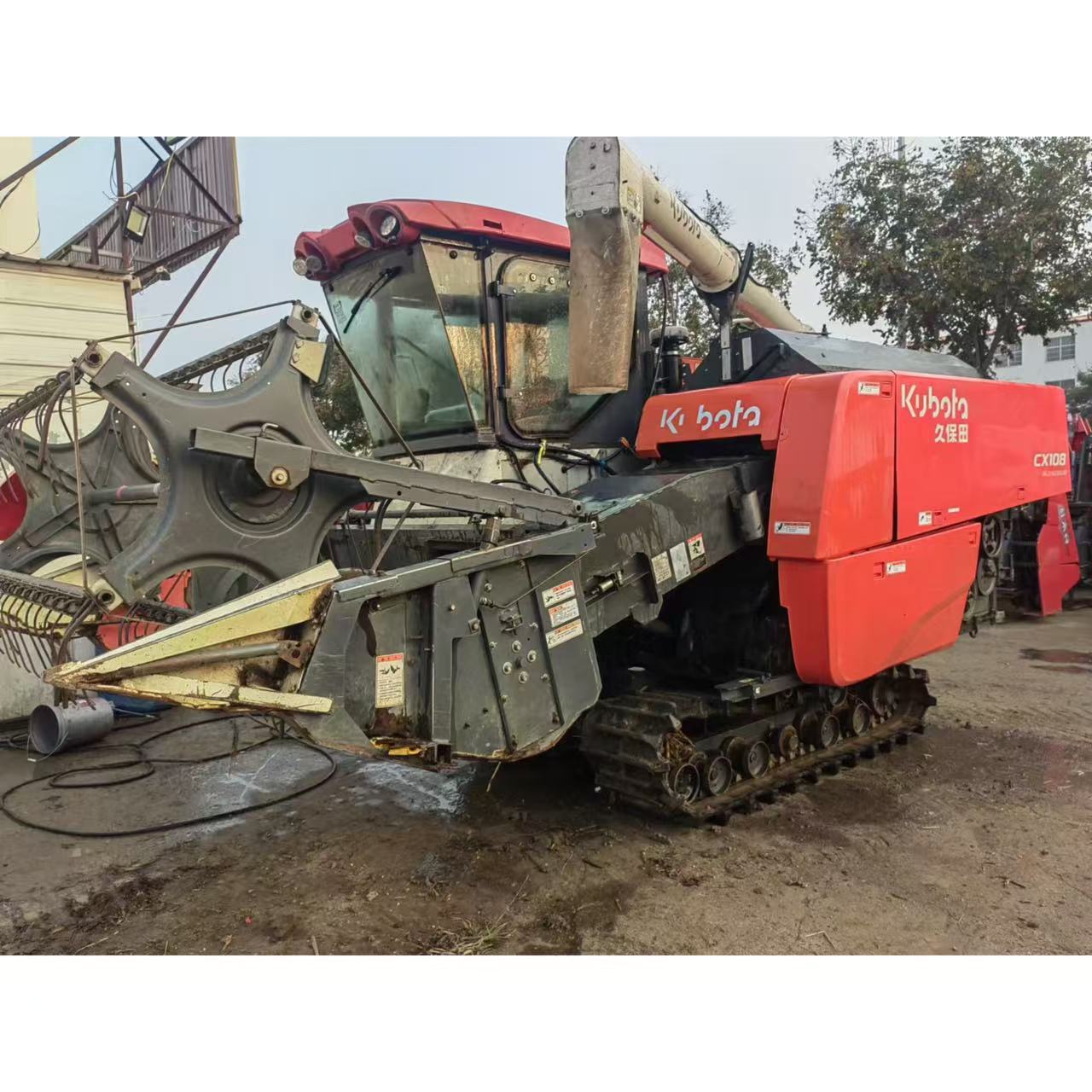 Cosechadora de maíz de grano sobre orugas Kubota CX108