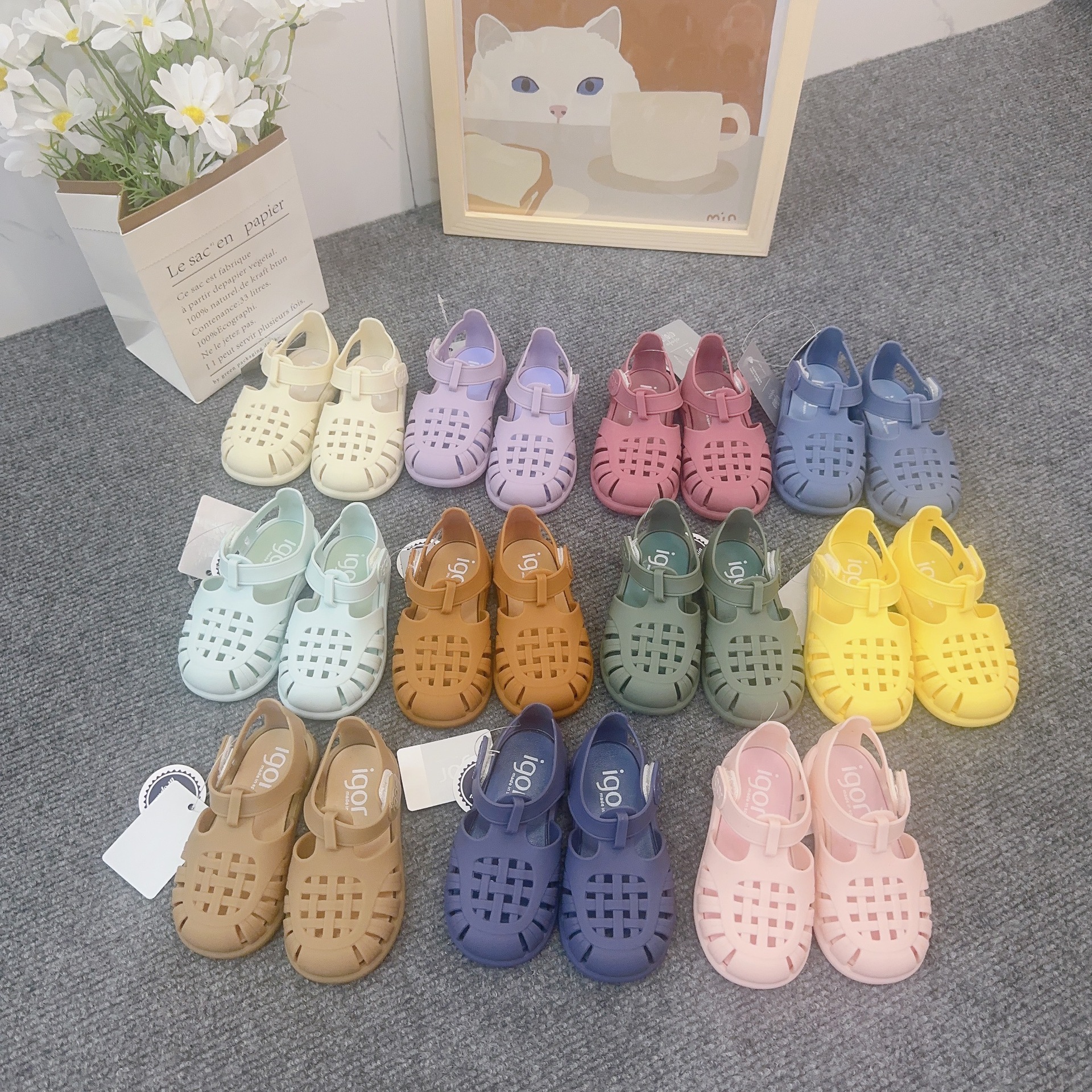 Fashionable beach non-slip sandals