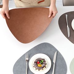 牛革の両面の皮革の食事のマットの家庭用のお茶の杯のシンプルな四角形の食事のテーブルのマットの西のレストランの断熱のマットのコースターはカスタマイズします。