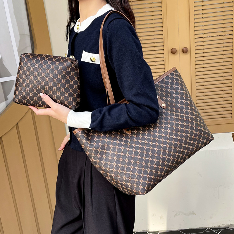 Trendy 2024 Women's Handbag for Autumn, Versatile Commuter Shoulder Bag, Large Capacity Tote Bag, a Must-Have for Commuting