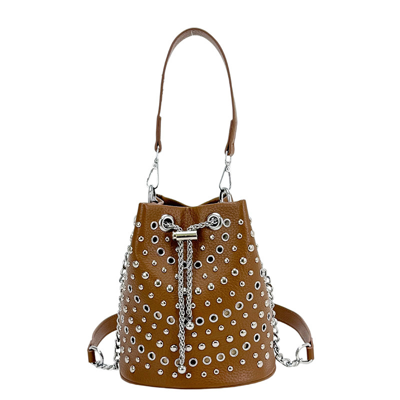 La versión coreana de nicho Zhong remaches bolso de cubo portátil para mujeres 2026 nueva textura transfronteriza de alta calidad lujosa mochila de hombro ligera
