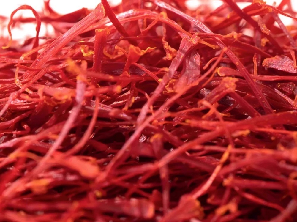 Saffron Threads Zang Hong Hua Premium Crocus Stigmas Traditional Herbal Tea 5g Gift Box in use