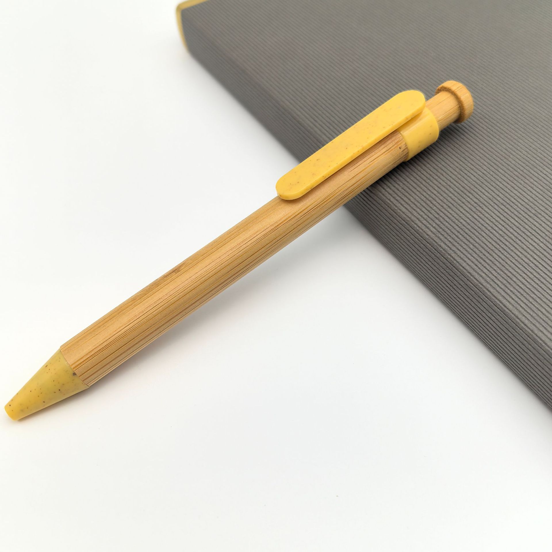 Lápiz de bola de bambú transfronterizo al por mayor cabeza de hongo pequeño respetuoso con el medio ambiente material de paja lápiz de madera de bambú logotipo láser lápiz de bambú