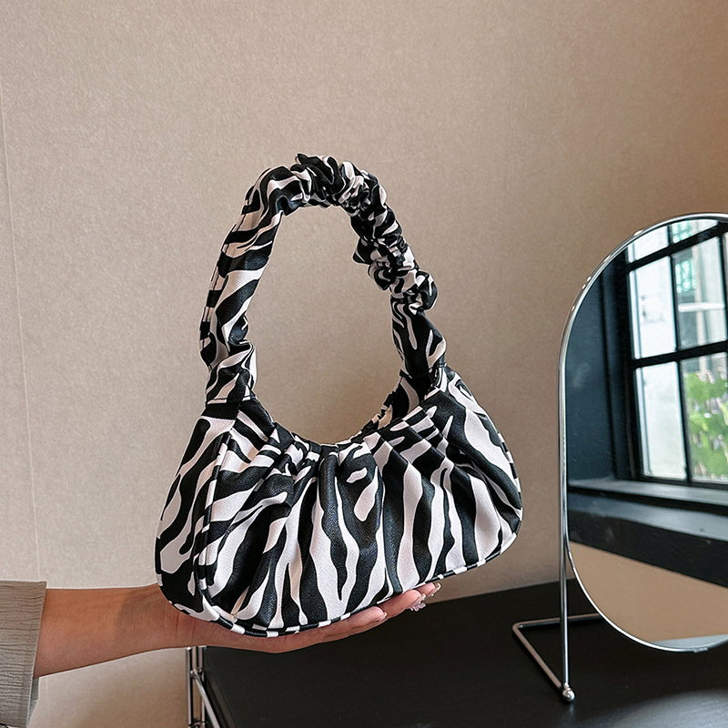 Bolsa de nube al por mayor 2024 nuevo bolso de mochila de verano versátil bolso de hombro con patrón de leopardo de vaca bolso inferior