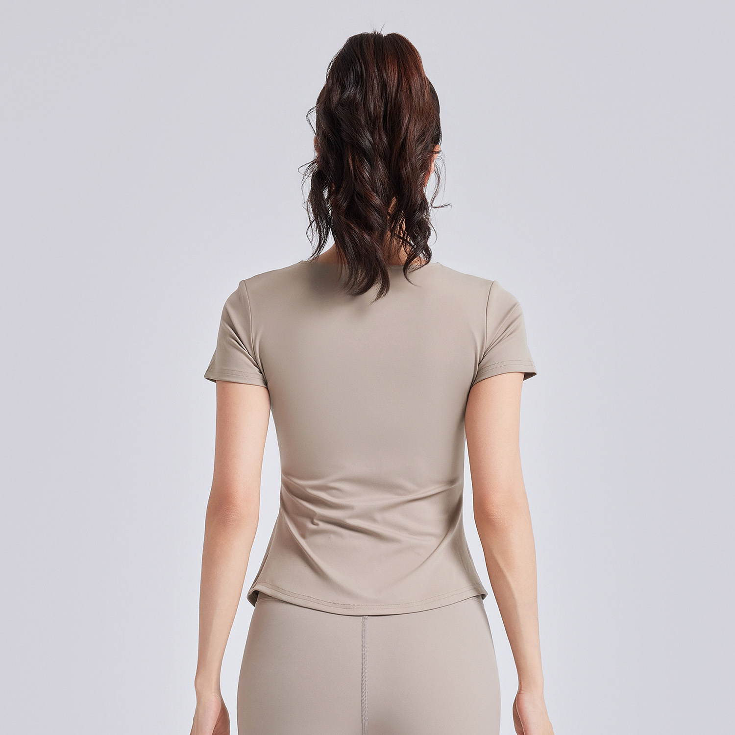 Juyitang nueva ropa de yoga plisada con cuello en v, manga corta, copa fija a prueba de golpes, camiseta de fitness fina