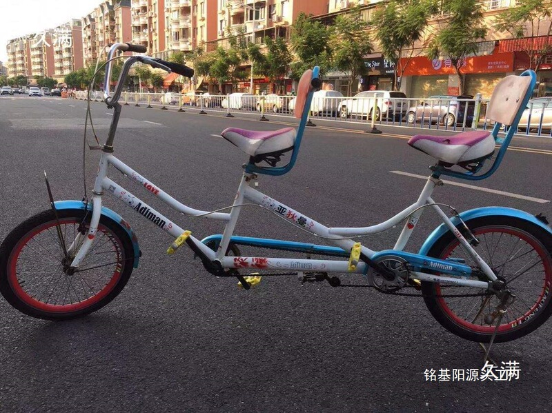 Second-Hand Tourism and Sightseeing, Two People Riding, Three People, Parent-Child Couple, Double Bicycle, Multiple People Riding, Rental Double Bicycle