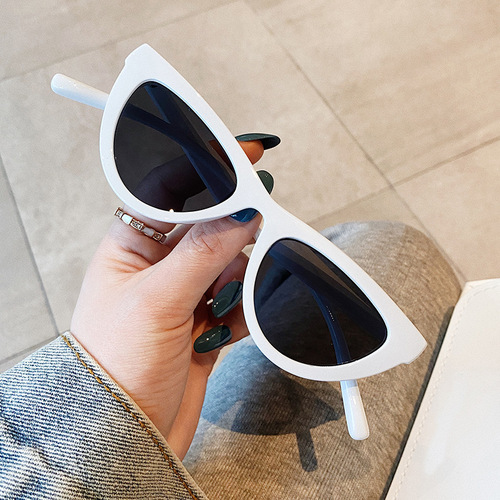 New cross-border cat glasses women's fashion trendsetter cool triangle sunglasses personality street photography sun glasses photo 
