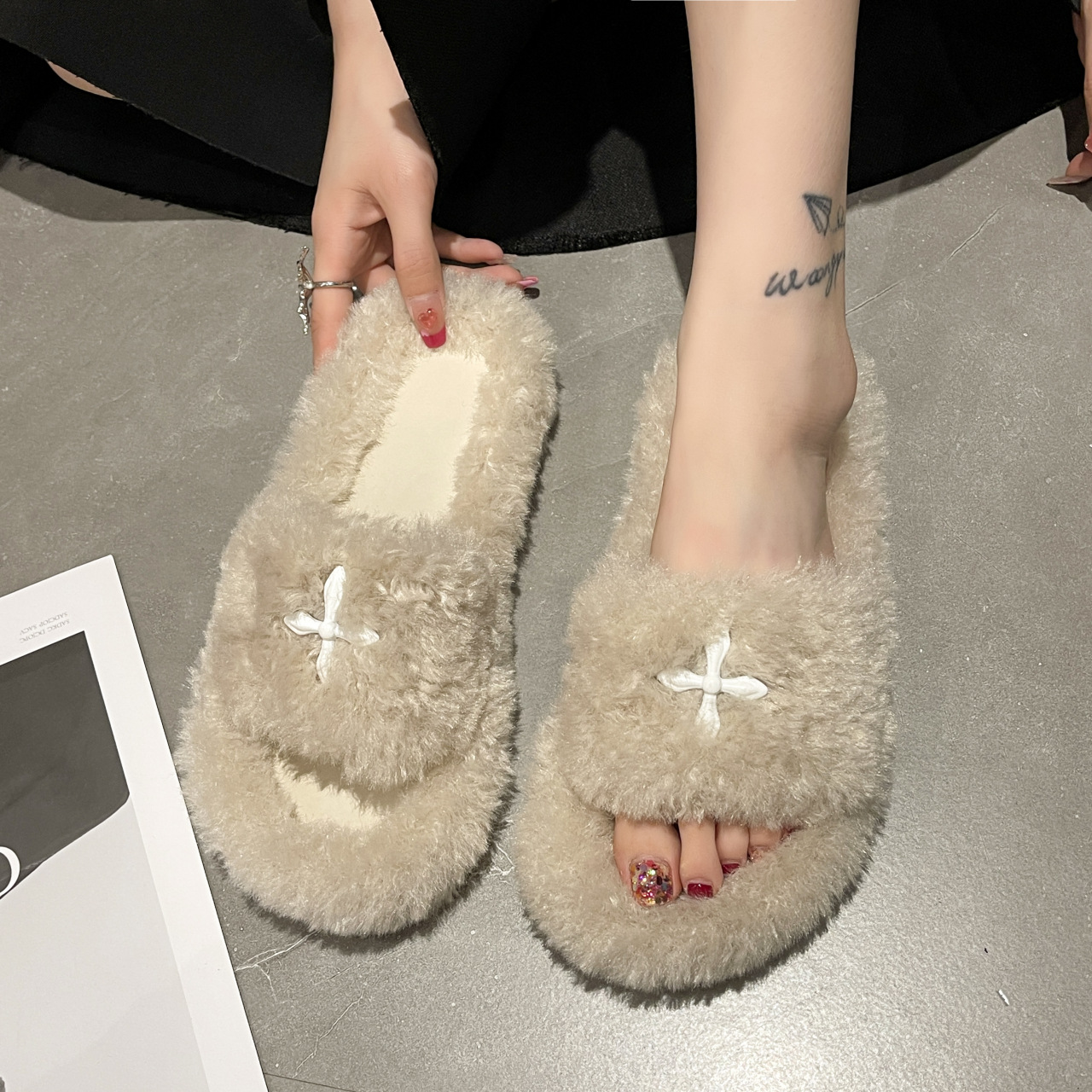 2023 Spring and Autumn New Plush Cross Flower Slippers for Women Black Wool Comfortable Flat Bottom Home Slip-ons for Women National Trend_voghion.com