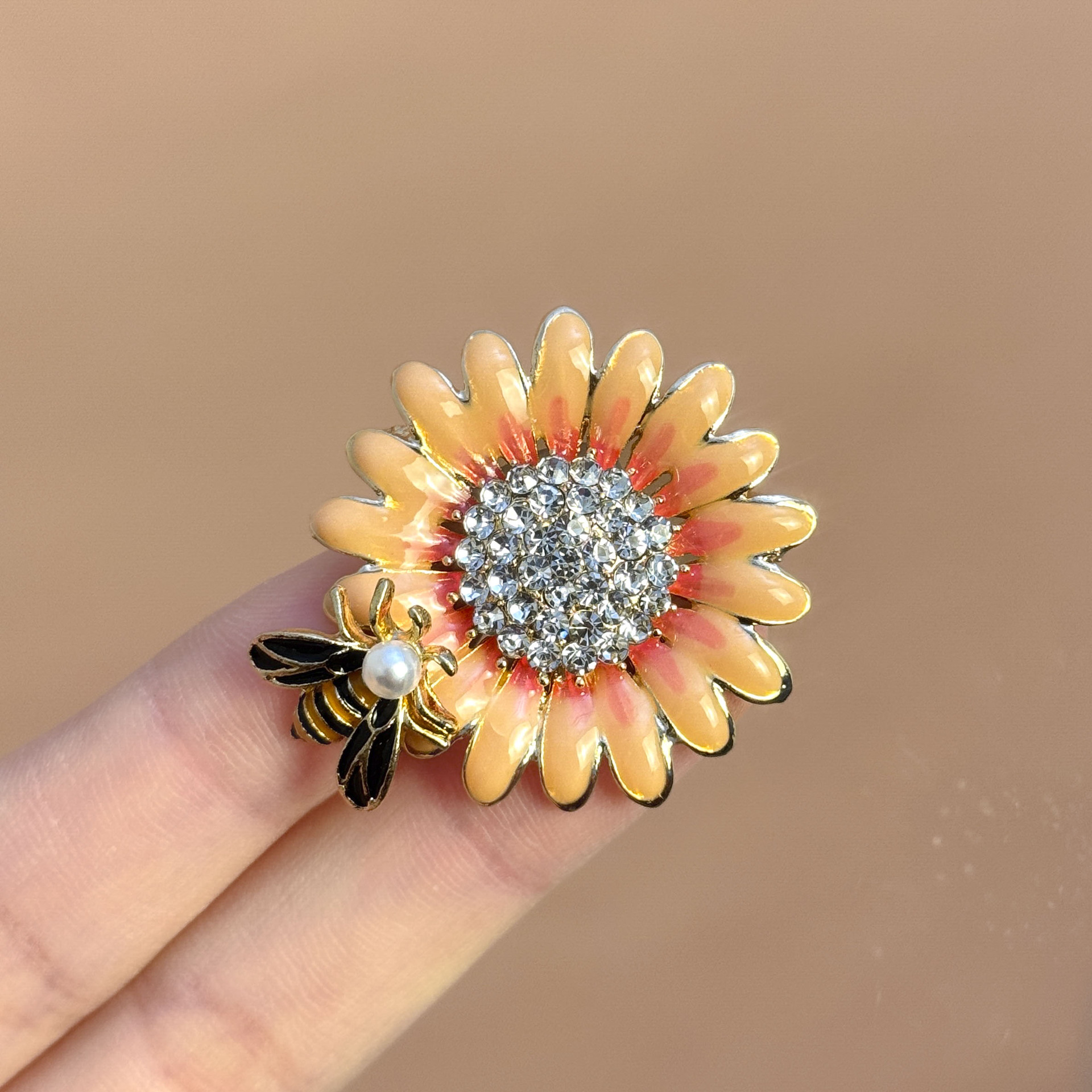 Enamel Sunflower Brooch, High-End Exquisite Bee Daisy Brooch for Women, Niche Design Pin, Suit Accessory