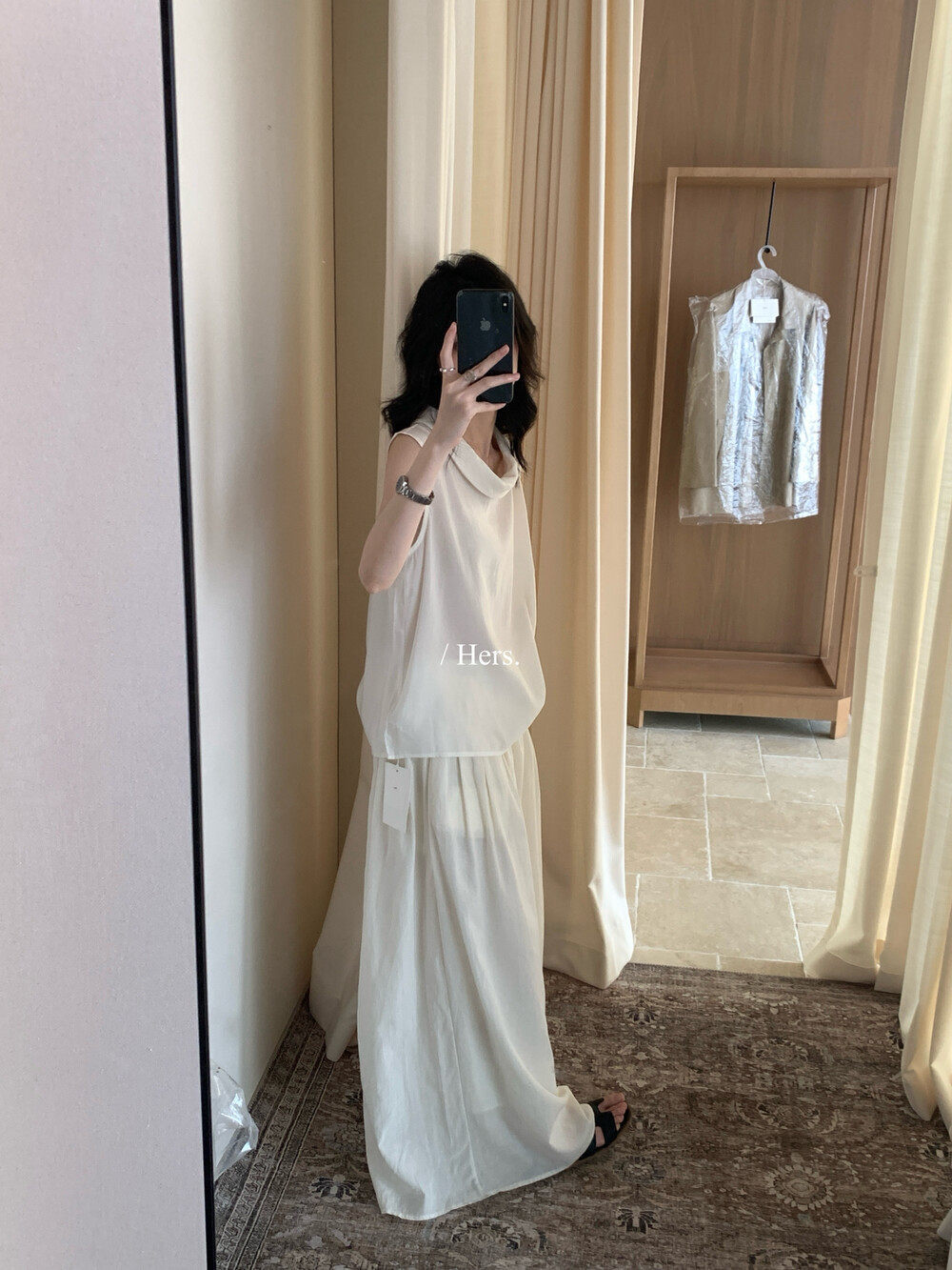 Áo sơ mi nữ không tay cổ bẻ phong cách công sở thiết kế rộng — màu đen, trắng ngà, màu vàng chi tiết 14