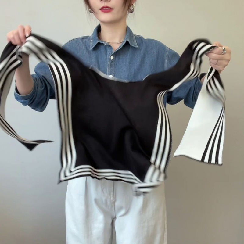 高級ネット赤の小さいマントの女性の白黒のストライプの外はシャツの春秋のニットの偽の襟のエアコンの部屋を掛けて保温して肩を掛けます。|undefined