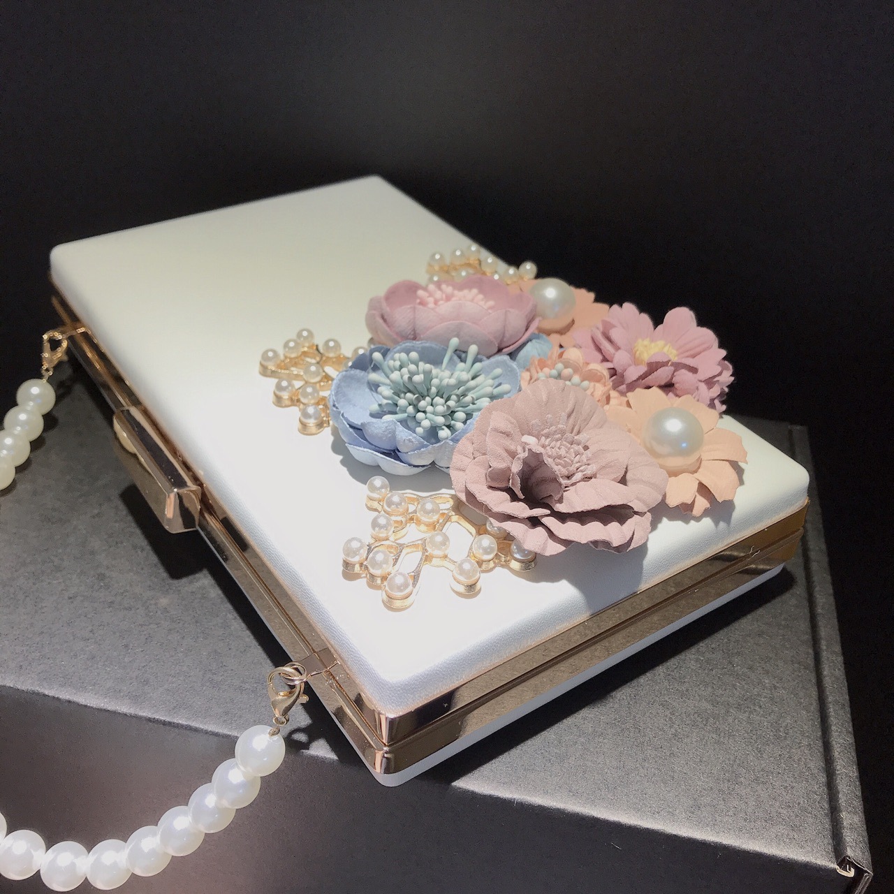 Túi clutch dạ hội hộp vuông dẹt pu trắng đính hoa ngọc trai — Màu trắng