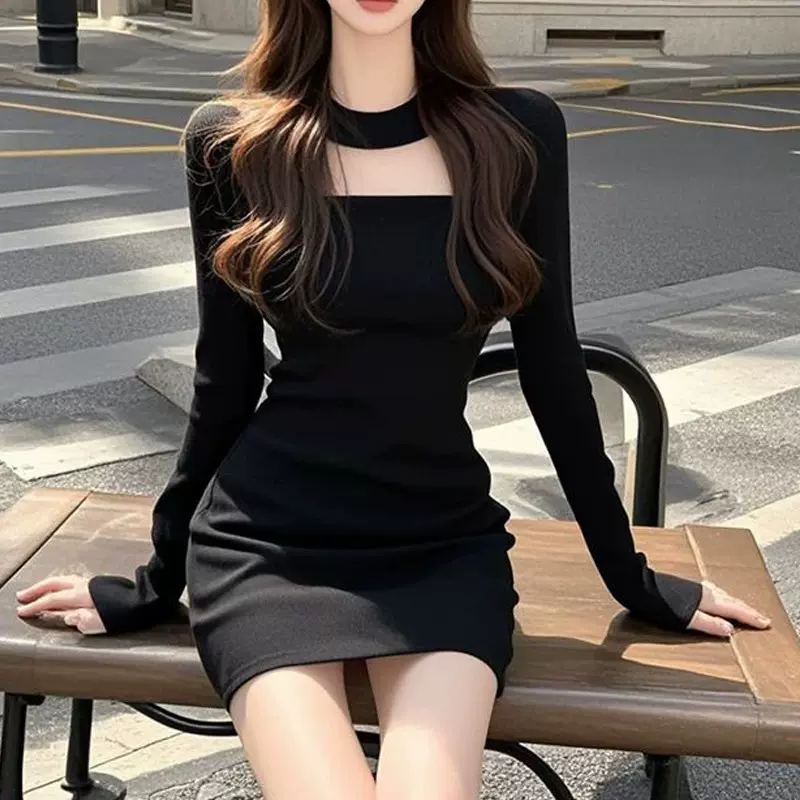 新款气质御姐风白色方领挂脖连衣裙女小众设计感收腰显瘦包臀短裙