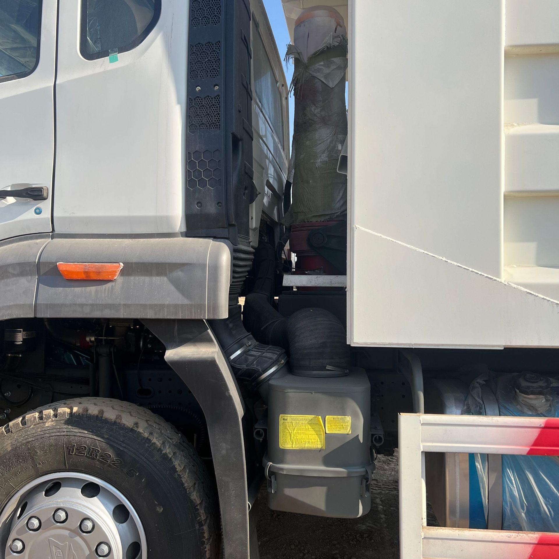 Export to Africa in Stock: Sinotruk Howo Nx371 Horsepower Dump Truck for Earth Transport, Howo 6*4 Engineering Dump Truck