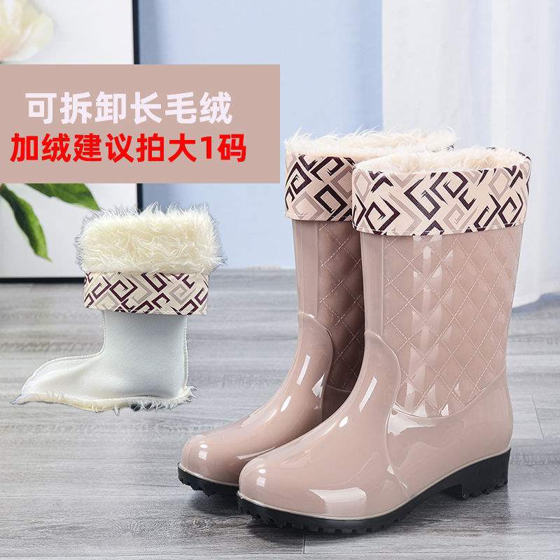 살구색의 두꺼운 플러시 천, 한 사이즈 너무 작음