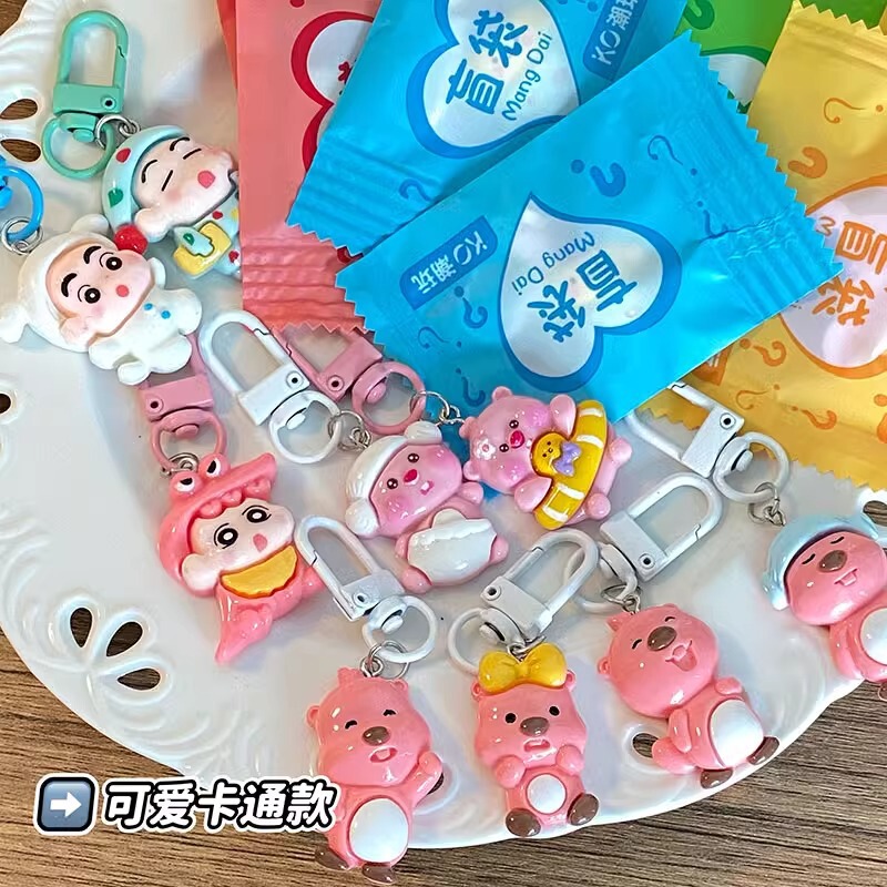 新商品のかわいいアニメのキーホルダーブラインドバッグのサプライズ子供プレゼントの露店でプレゼントを押します。|undefined