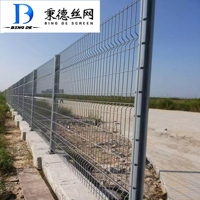 现货供应三角折弯护栏农场围栏网圈地隔离护栏网景区园林铁丝围网