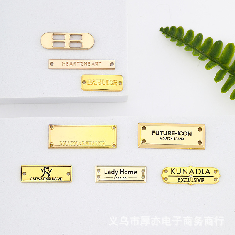 爆款锌合金字母凹凸点漆工装靴缝线标牌电镀彩色点漆黑色金属铭牌