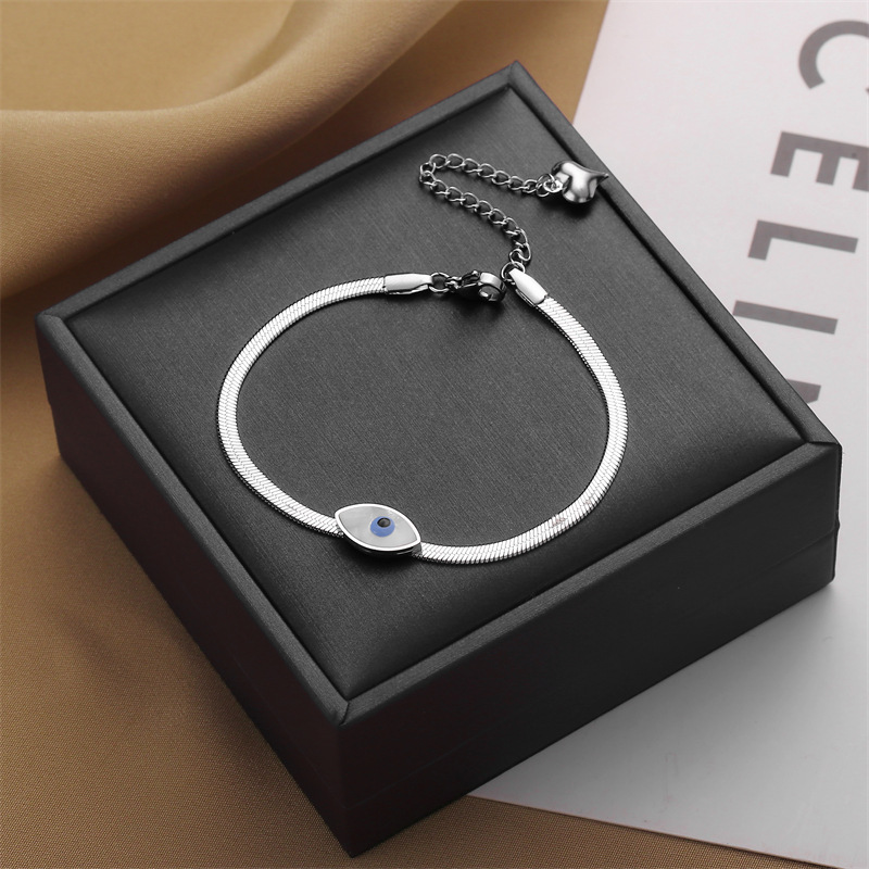 Pulsera de acero de titanio de hip-hop de ojos de demonio de nicho femenino ligero diseño de lujo transfronterizo venta caliente no se desvanece joyería