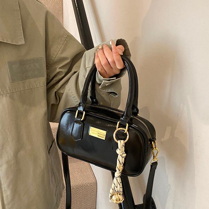 Bolsa de bolos de mano caliente para mujeres 2025, nueva bolsa de hombro simple de moda popular, bolso de mochila de estilo extranjero