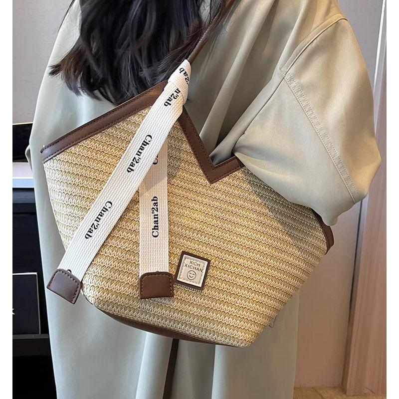 Women's Large Capacity Woven Straw Bag 2025 New Versatile Beach Shoulder Bag Vacation Commuter Tote