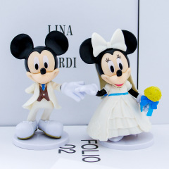ミッキーのミニーは結婚してミッキーマウスのカップルを飾って婚約します。