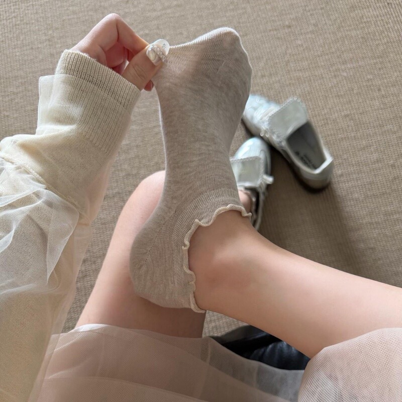 Sweet Cream-Colored Girl's Boat Socks with Silicone Non-Slip Edges, Shallow Lace, Soft Cotton, Breathable, Sweat-Absorbent, Solid Color for Students Sweet Cream-Colored Girl's Boat Socks with Silicone Non-Slip Edges, Shallow Lace, Soft Cotton, Breathable, Sweat-Absorbent, Solid Color for Students